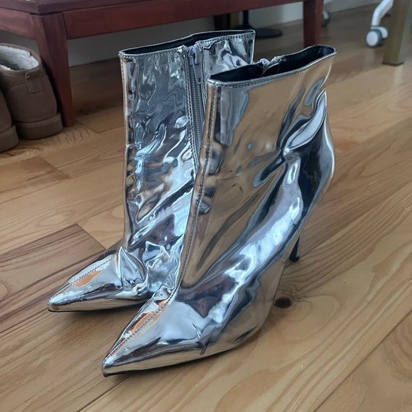 Silver pointed toe heeled boots - size 7 1/2 - Picture 6 of 6